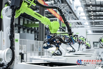 全國首批！中聯(lián)重科挖掘機(jī)智能工廠成功入選卓越級智能工廠，引領(lǐng)人工智能行業(yè)應(yīng)用系統(tǒng)集成服務(wù)新浪潮